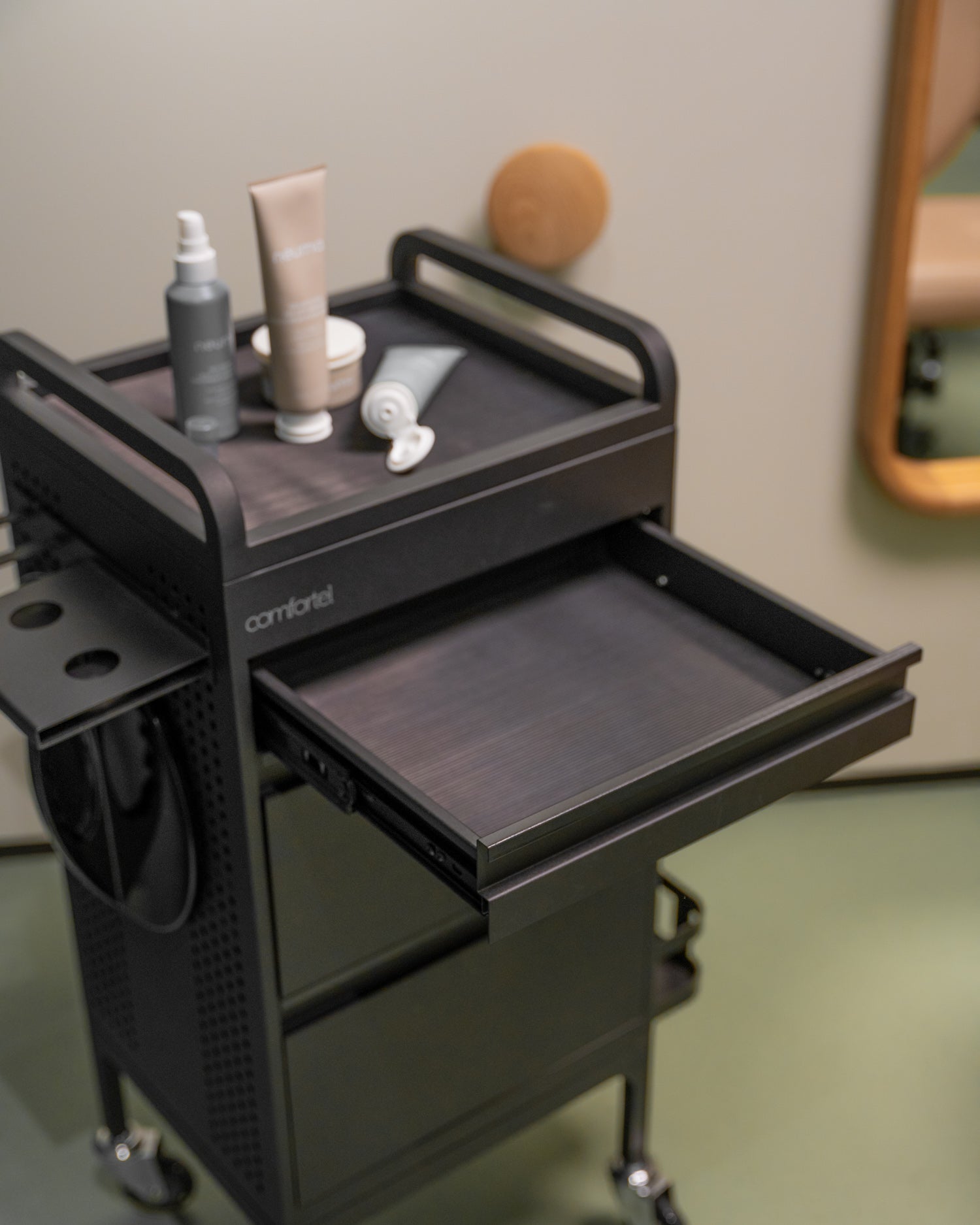 Studio 3 - Must töökäru 3 sahtli ja väljatõmmatava riiuliga